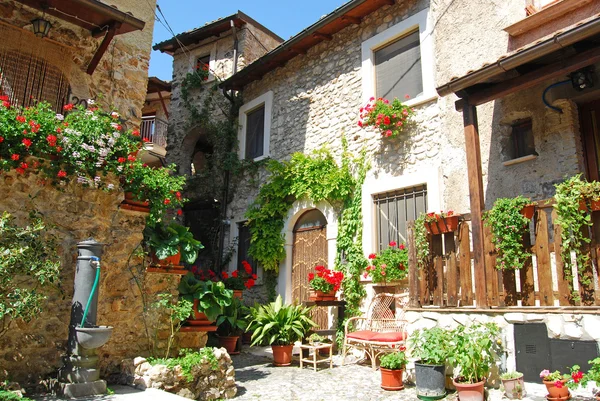 En karakteristisk hörnet av byn Assergi i Abruzzerna — Stockfoto