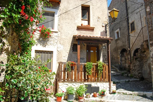 A characteristic corner of the village of Assergi in the Abruzzi — Stock Photo, Image