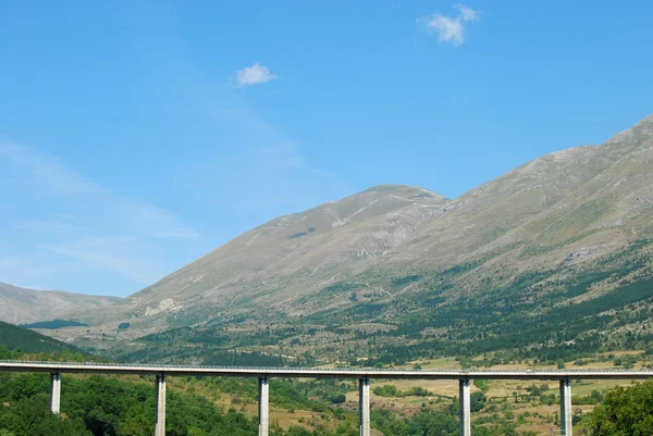 Il passaggio autostradale nel paesaggio abruzzese - Abruzzo - Italia — Foto Stock