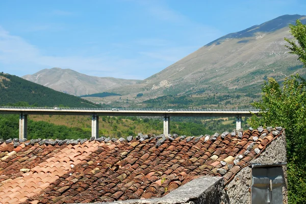 Il passaggio autostradale nel paesaggio abruzzese - Abruzzo - Italia — Foto Stock