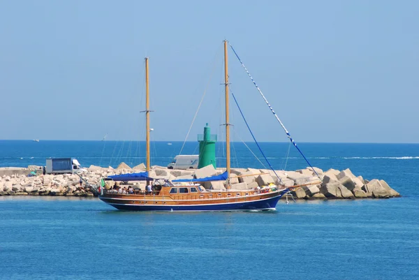 Un velero sale del puerto de Trani - Apulia - Italia — Foto de Stock