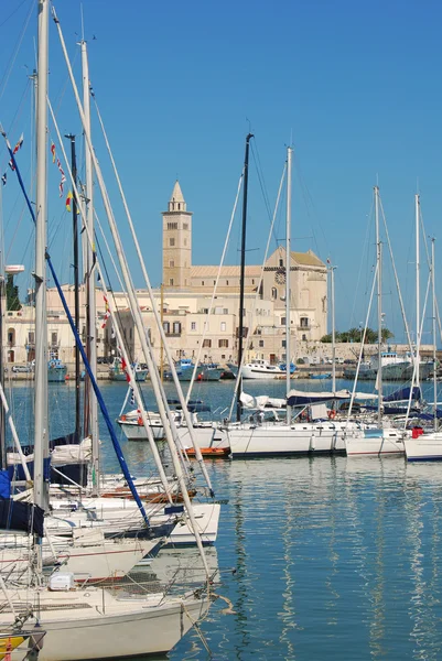 Barcos amarrados en el puerto de Trani - Apulia - Italia — Foto de Stock