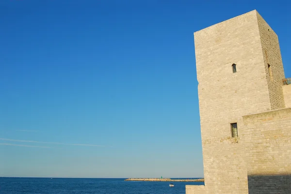 De toren van de Zwabische kasteel Trani in Apulië - Italië — Stockfoto