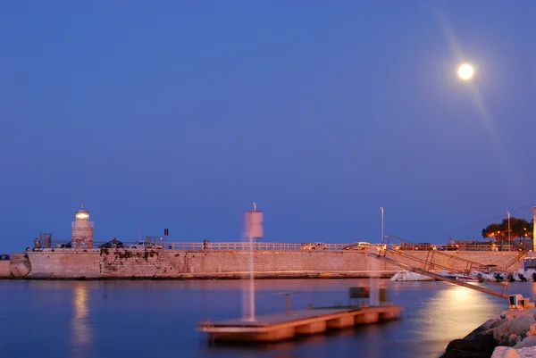 Egy romantikus séta a Port Trani a telihold - Apulia — Stock Fotó