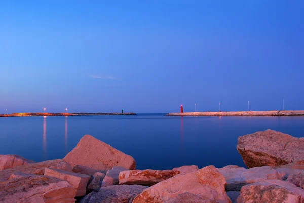 A área de entrada do Porto de Trani ao pôr do sol - Apúlia - Ital — Fotografia de Stock