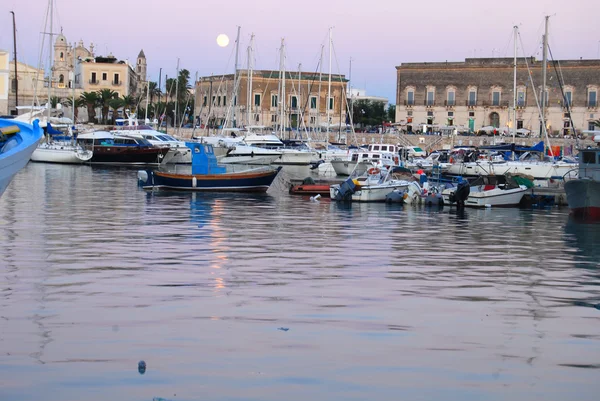 A noite de lua cheia no porto de Trani, na Apúlia - Itália — Fotografia de Stock