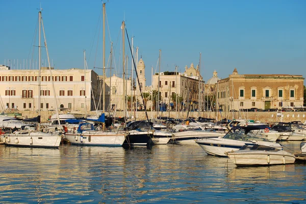 A dokkoló és a Trani város napnyugtakor Puglia - Olaszország — Stock Fotó