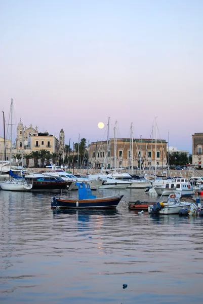 A teljes Hold éjszaka, a port Trani, Olaszország Puglia- — Stock Fotó