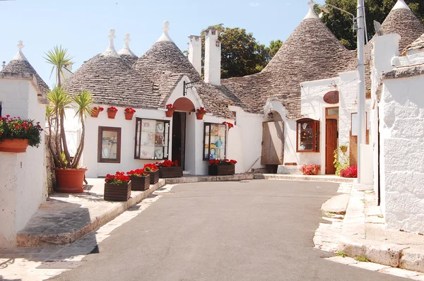 Charakterystyczny plac w Alberobello ze słynnymi Trulli - — Zdjęcie stockowe