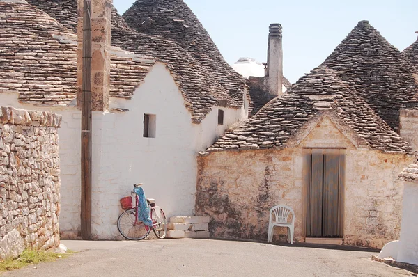 Una caratteristica via di Alberobello con i suoi famosi Trulli  - — Foto Stock