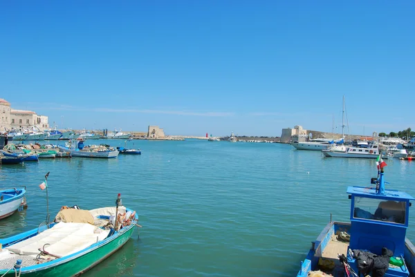 Trani bağlantı noktası - Apulia - İtalya'da tekne palamarla — Stok fotoğraf