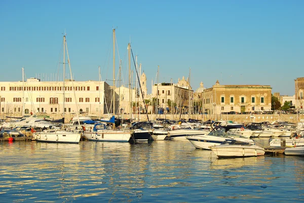 Boten aangemeerd in de haven van Trani in Apulië bij zonsondergang - Italië — Stockfoto