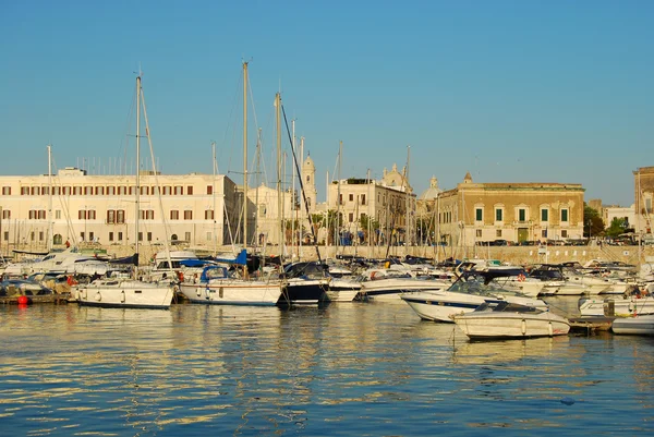 Csónak kikötve a Port Trani megyében, Puglia naplementekor - Olaszország — Stock Fotó