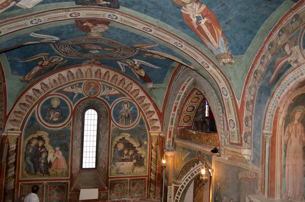 Chalecos y pinturas en un monasterio en el valle del Bene — Foto de Stock