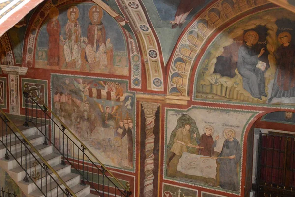 Investoinnit ja maalaukset luostarissa Benen laaksossa — kuvapankkivalokuva