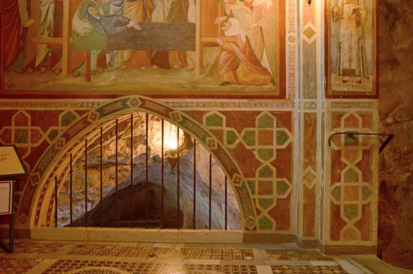 Chalecos y pinturas en un monasterio en el valle del Bene —  Fotos de Stock