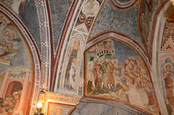 Gewaden en schilderijen in een klooster in de vallei van de Bene — Stockfoto