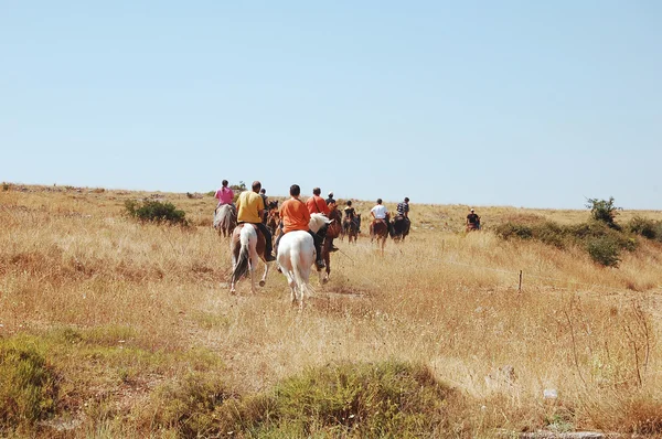 Touristes à cheval à Murgia près de Matera - Basilicate - Italie — Photo