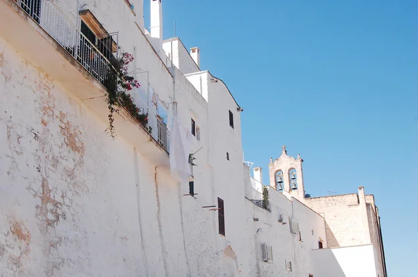 De muur van de omtrek van de "witte stad" van Apulië - Italië Ostuni — Stockfoto