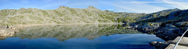 Vue panoramique du "Lago della Vacca" entre l'Adamello mo — Photo