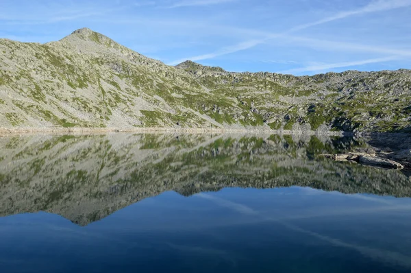 Vista panorâmica do "Lago della Vacca" entre o Adamello mo — Fotografia de Stock