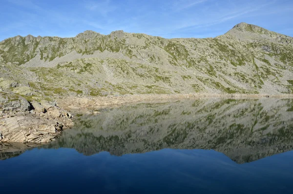 Vue panoramique du "Lago della Vacca" entre l'Adamello mo — Photo