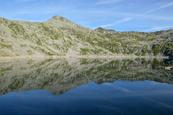 Panoramautsikt över "Lago della Vacca" mellan Adamello mo — Stockfoto