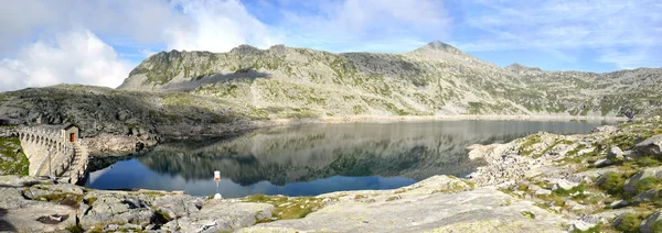 Vue panoramique du barrage du "Lac de la Vache" entre le A — Photo