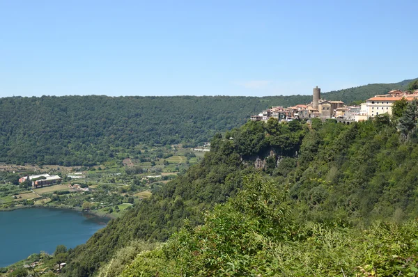 De stad Nemi en het vulkanische meer in de Castelli Romani - — Stockfoto