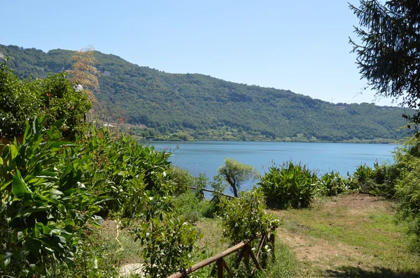 El lago volcánico Nemi en Castelli Romani - Lazio — Foto de Stock