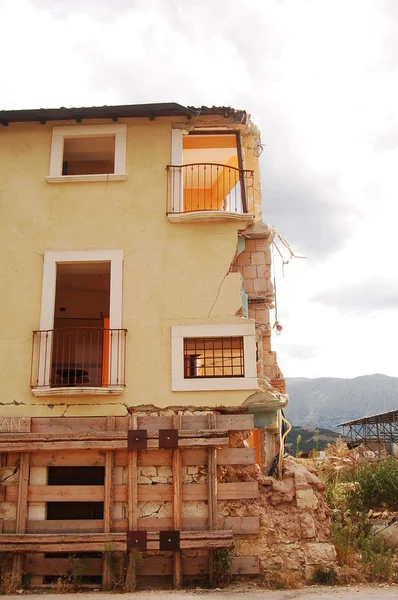 La devastación causada por el terremoto — Foto de Stock