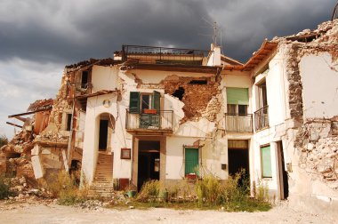 Depremin neden olduğu yıkım
