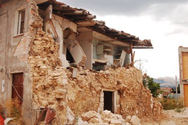 Eylül 2016-Orta İtalya-Umbria-Lazio-Abruzzo-İtalya-sonra ülkenin deprem tek moloz ve yıkım ve onların geçmiş ve gelecekteki kurtulanların yoksun bıraktığı bir lacerating yıkım