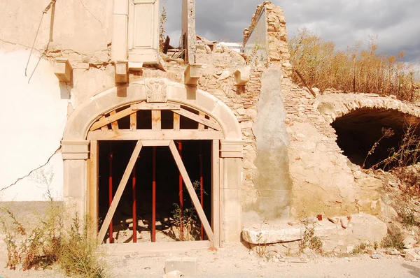 イタリア中部のウンブリア州 ラツィオ アブルッツォ州 イタリア 2016 国地震だけ瓦礫と破壊と自分の過去と未来の生存者を奪って切り裂いて荒廃 — ストック写真