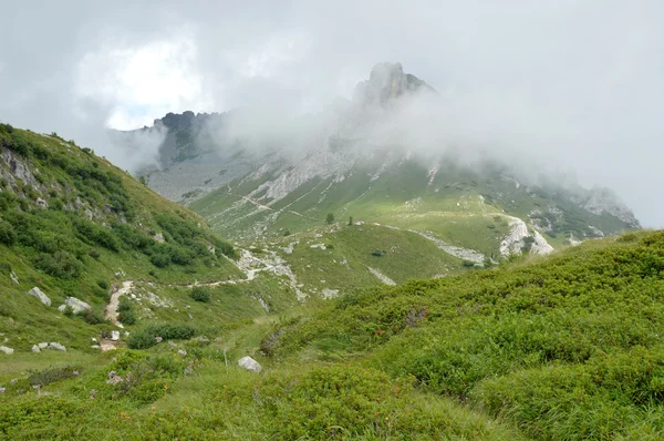 Paisagem de montanha entre os picos de Adamello — Fotografia de Stock