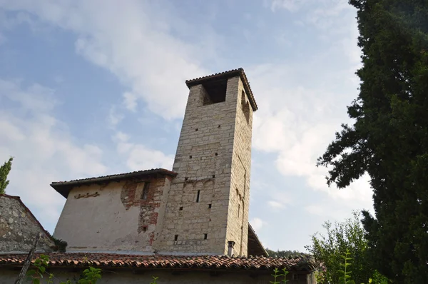 Igreja antiga em uma aldeia medieval na zona rural de Brescia — Fotografia de Stock