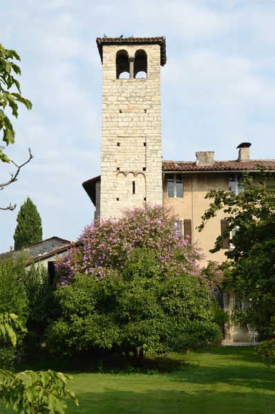 Antigua iglesia en un pueblo medieval en la campiña de Brescia — Foto de Stock