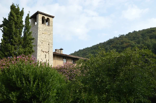 Igreja antiga em uma aldeia medieval na zona rural de Brescia — Fotografia de Stock