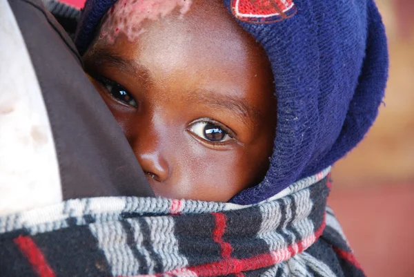 8 月 2014 - アフリカ - タンザニア - エイズの影響を受ける pomerini の村の日常生活の瞬間。不幸と貧困の過去と子供たちの目に含まれている希望の未来の間 — ストック写真