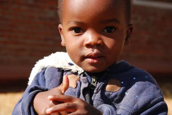 Agosto 2014 - África-Tanzânia - Momentos da vida quotidiana na aldeia de Pomerini atingida pela SIDA. Entre um passado de miséria e pobreza e um futuro de esperança contido nos olhos das crianças — Fotografia de Stock