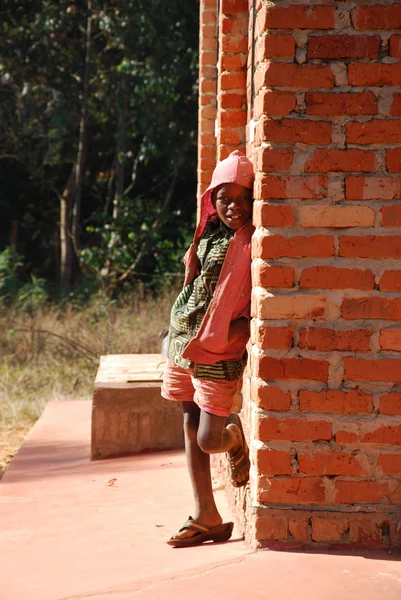 August 2014 - Africa-Tanzania - Moments of everyday life in the Village of Pomerini affected by AIDS. Между прошлым нищеты и нищеты и будущим надежды, заключенным в глазах детей — стоковое фото