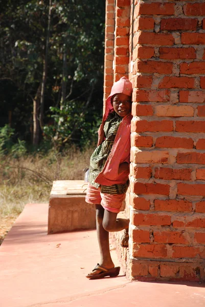 Agosto de 2014 - África - Tanzania - Momentos de la vida cotidiana en la aldea de Pomerini afectada por el sida. Entre un pasado de miseria y pobreza y un futuro de esperanza contenido en los ojos de los niños — Foto de Stock