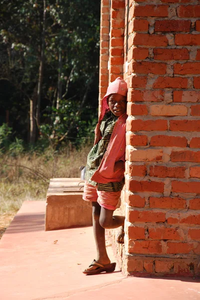 Agosto 2014 - África-Tanzânia - Momentos da vida quotidiana na aldeia de Pomerini atingida pela SIDA. Entre um passado de miséria e pobreza e um futuro de esperança contido nos olhos das crianças — Fotografia de Stock