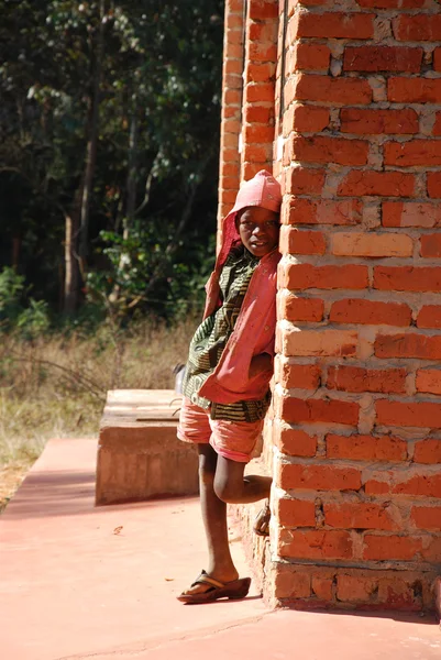 Agosto 2014 - África-Tanzânia - Momentos da vida quotidiana na aldeia de Pomerini atingida pela SIDA. Entre um passado de miséria e pobreza e um futuro de esperança contido nos olhos das crianças — Fotografia de Stock