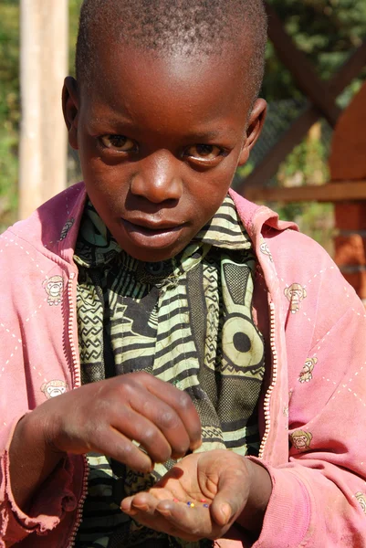 Agosto de 2014 - África - Tanzania - Momentos de la vida cotidiana en la aldea de Pomerini afectada por el sida. Entre un pasado de miseria y pobreza y un futuro de esperanza contenido en los ojos de los niños — Foto de Stock