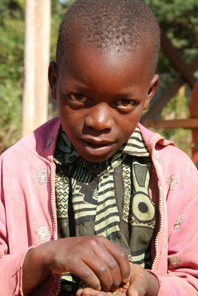 Agosto de 2014 - África - Tanzania - Momentos de la vida cotidiana en la aldea de Pomerini afectada por el sida. Entre un pasado de miseria y pobreza y un futuro de esperanza contenido en los ojos de los niños — Foto de Stock