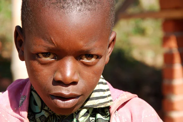 Agosto de 2014 - África - Tanzania - Momentos de la vida cotidiana en la aldea de Pomerini afectada por el sida. Entre un pasado de miseria y pobreza y un futuro de esperanza contenido en los ojos de los niños — Foto de Stock