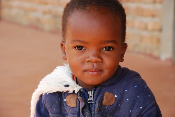 August 2014 - Africa-Tanzania - Moments of everyday life in the Village of Pomerini affected by AIDS. Между прошлым нищеты и нищеты и будущим надежды, заключенным в глазах детей — стоковое фото