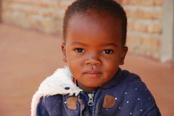 Srpen 2014 - Afrika - Tanzanie - okamžiků každodenního života v obci pomerini zasažených aids. mezi minulostí bídy a chudoby a budoucnost naděje v dětských očích — Stock fotografie