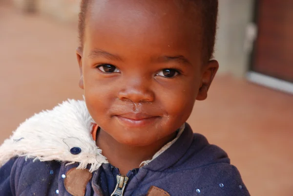 August 2014 - afrika -tansania - momente des alltags im dorf pomerini, das von aids betroffen ist. zwischen einer Vergangenheit des Elends und der Armut und einer Zukunft der Hoffnung in den Augen der Kinder — Stockfoto